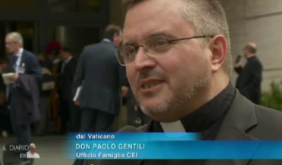 IL DIRETTORE DELLUFFICIO NAZIONALE PER LA PASTORALE DELLA FAMIGLIA DELLA CEI, DON PAOLO GENTILE A MOLFETTA 