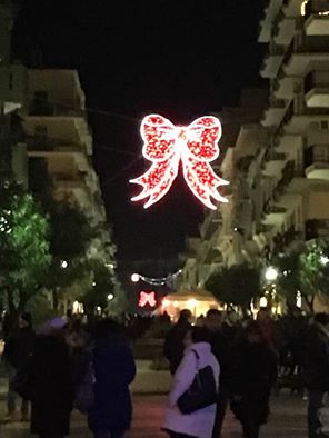 IL NATALE A MOLFETTA, TRA PROIEZIONI DI ILLUMINAZIONE ARTISTICA, STRINGHE LUMINOSE E ABETI CON ADDOBBI NATALIZI