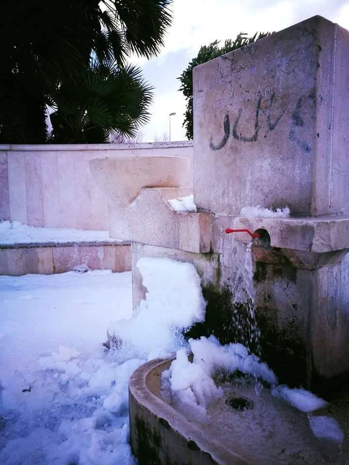 LA FONTANA DEL PIAZZALE DELLA BASILICA DELLA MADONNA DEI MARTIRI COPERTA DALLA NEVE E DALLA SPORCIZIA E DALLA MUFFA