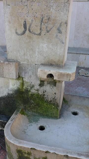 LA FONTANA DEL PIAZZALE DELLA BASILICA DELLA MADONNA DEI MARTIRI CHIUSA PER DISSERVIZIO