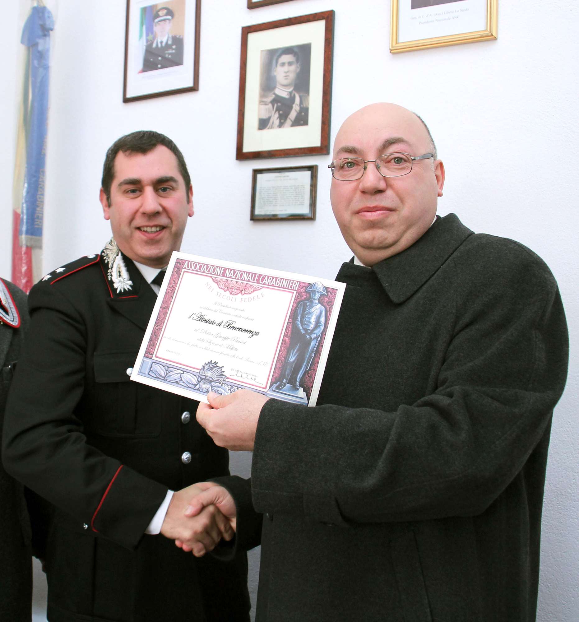 RICONOSCIMENTO PER LUFFICIALE MOLFETTESE GIANNI CARLO PORTA A CROTONE NEL CORSO DELLA FESTA DELLARMA DEI CARABINIERI