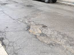 STRADE A MOLFETTA COME GRUVIERA CON DANNI ALLE AUTO. SOTTO LA NOSTRA LENTE IL RIONE PARADISO