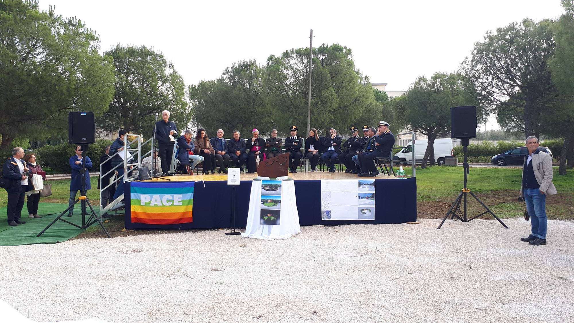 LA PRIMA PIETRA DEL NUOVO MONUMENTO A DON TONINO BELLO NEL RONDO' DELLA ZONA ARTIGIANALE