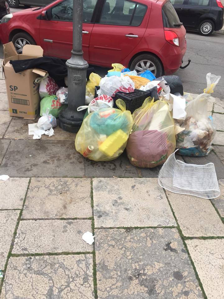 NASCE A MOLFETTA UNA NUOVA DISCARICA IN PIENO CENTRO: PIAZZA PARADISO!!!