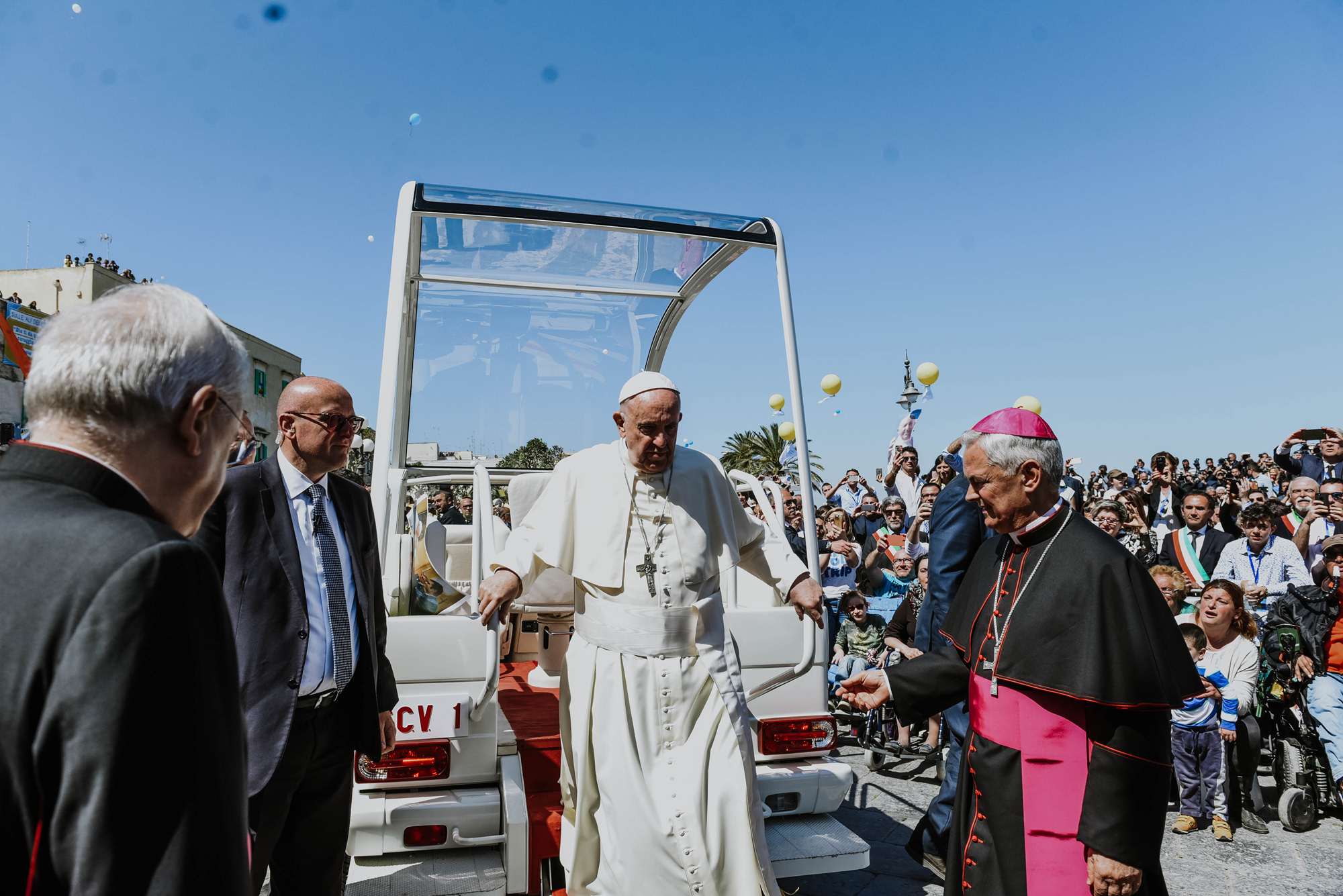 IL GIRO IN PAPAMOBILE DI PAPA FRANCESCO CHIUDE LA GIORNATA DEDICATA AL RICORDO DI DON TONINO BELLO