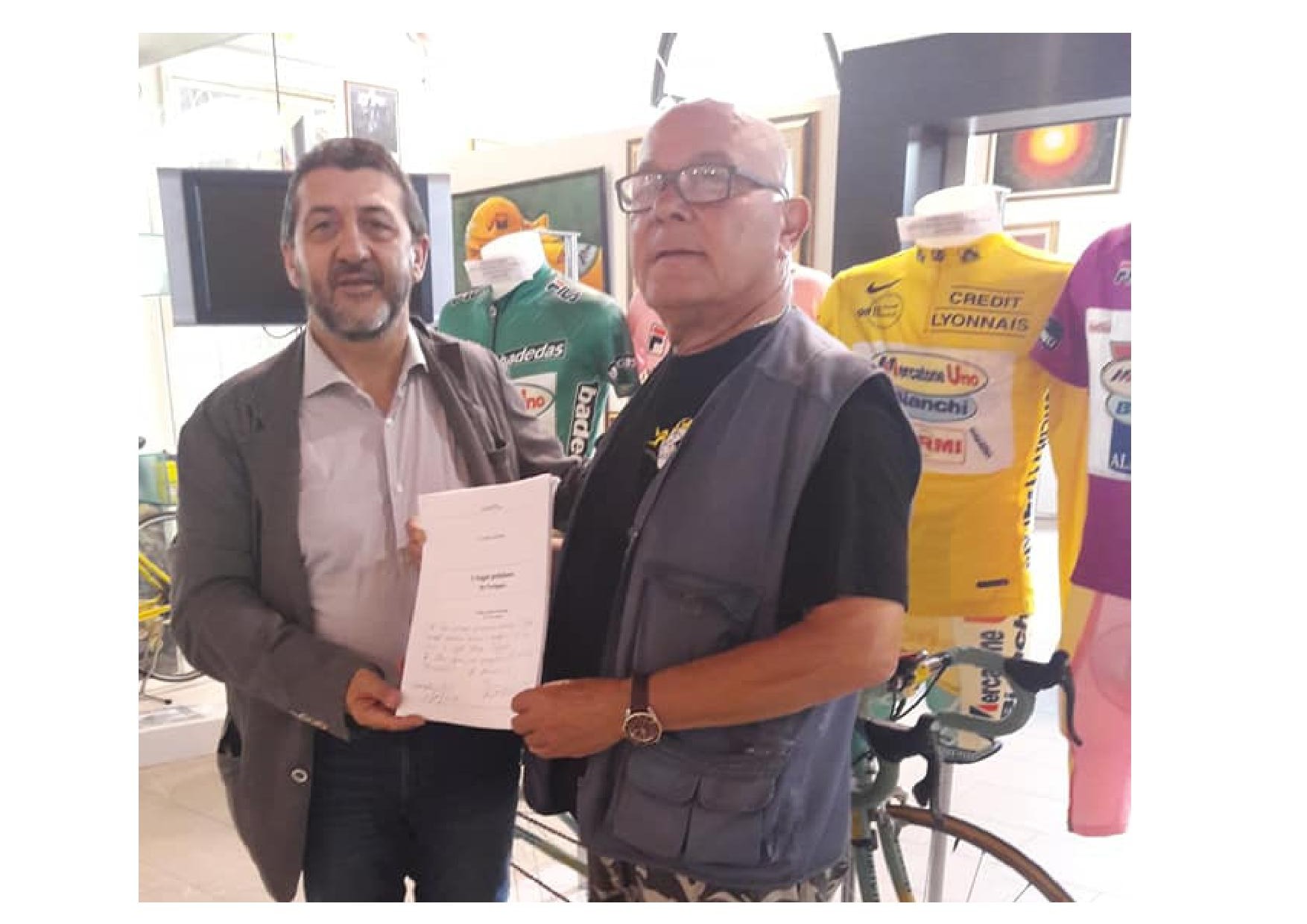 NEL MUSEO DI MARCO PANTANI UN'OPERA DI COSIMO LERARIO AMBIENTATA A MOLFETTA ALLA PARTENZA DEL GIRO 2017