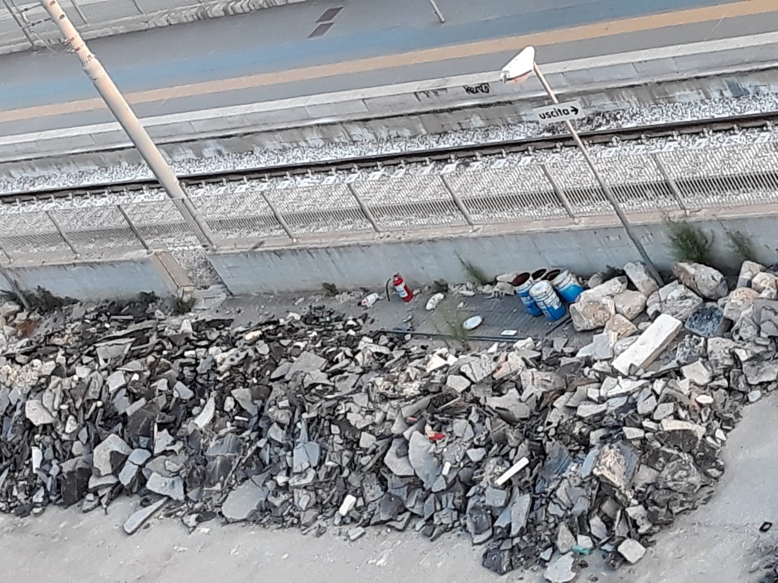 TORNA AD ALZARSI IL LIVELLO DI GUARDIA AL QUARTIERE DELLA STAZIONE DI MOLFETTA: LA DISCARICA A CIELO APERTO CRESCE E PREOCCUPA GLI ABITANTI