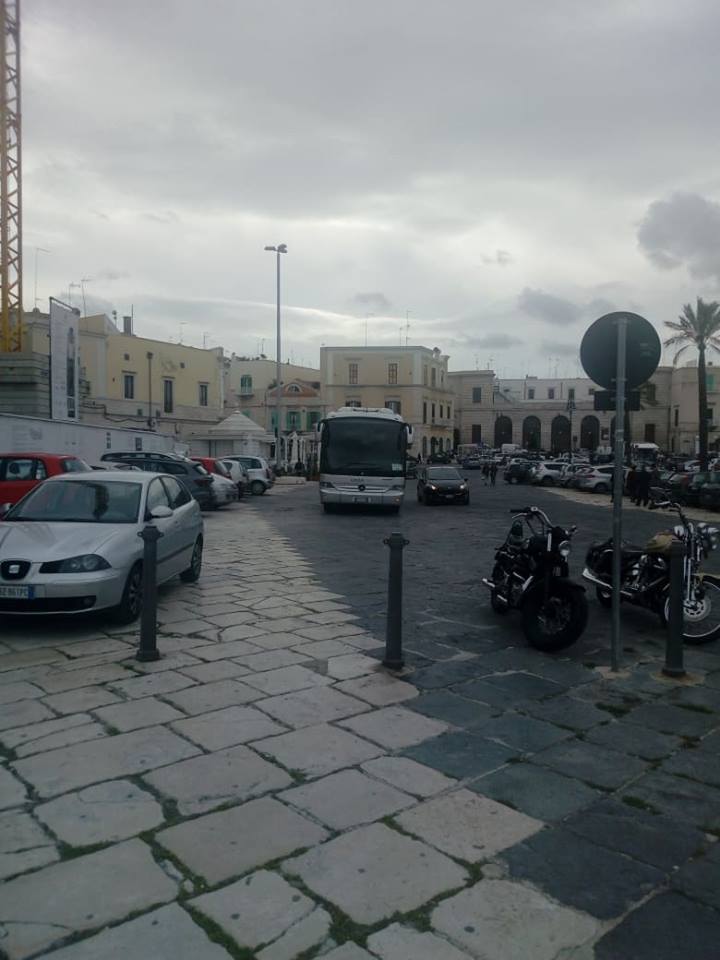 LE RIMOSTRANZE DI UN AUTISTA DI BUS TURISTICI: PERCHE' IN TUTTE LE CITTA' CI SONO AREE A PARCHEGGIO PER BUS E MOLFETTA NO?