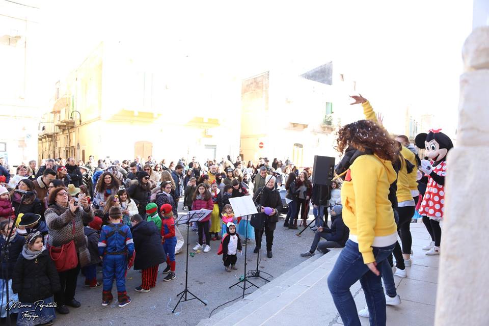 IL CARNEVALE A MOLFETTA HA AVUTO INIZIO CON UNA GRANDE FESTA IN PIAZZA IMMACOLATA INVASA DAI BAMBINI IN MASCHERA