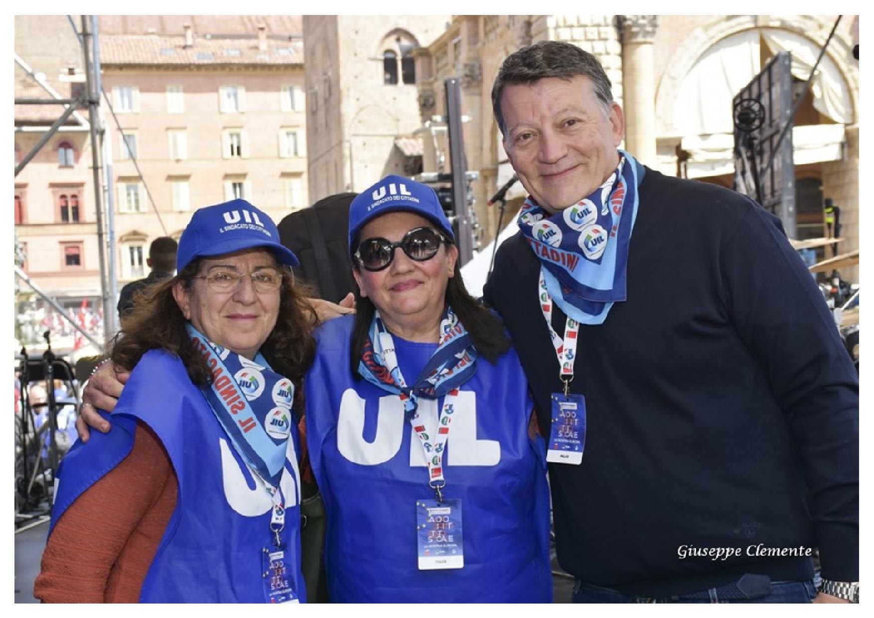 UNA PENSIONATA MOLFETTESE APRE LA MANIFESTAZIONE A BOLOGNA DEL PRIMO MAGGIO