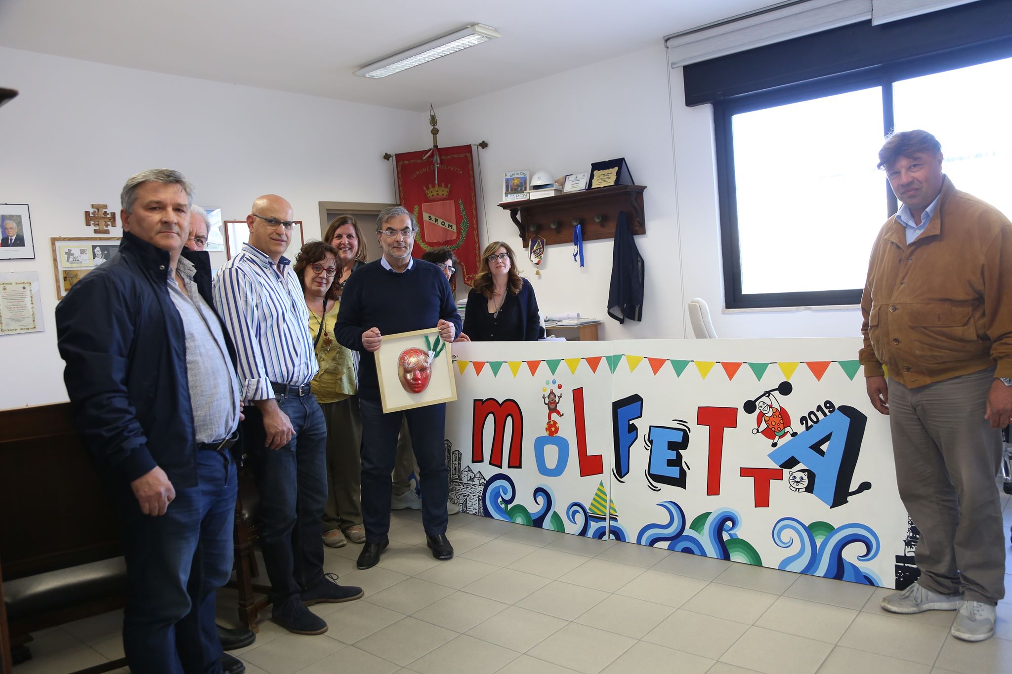 ULTIMO ATTO DEL CARNEVALE MOLFETTESE 2019: LASSOCIAZIONE CONTROCORRENTE CONSEGNA AL SINDACO TOMMASO MINERVINI I LAVORI REALIZZATI DA DUE SCUOLE MOLFETTESI