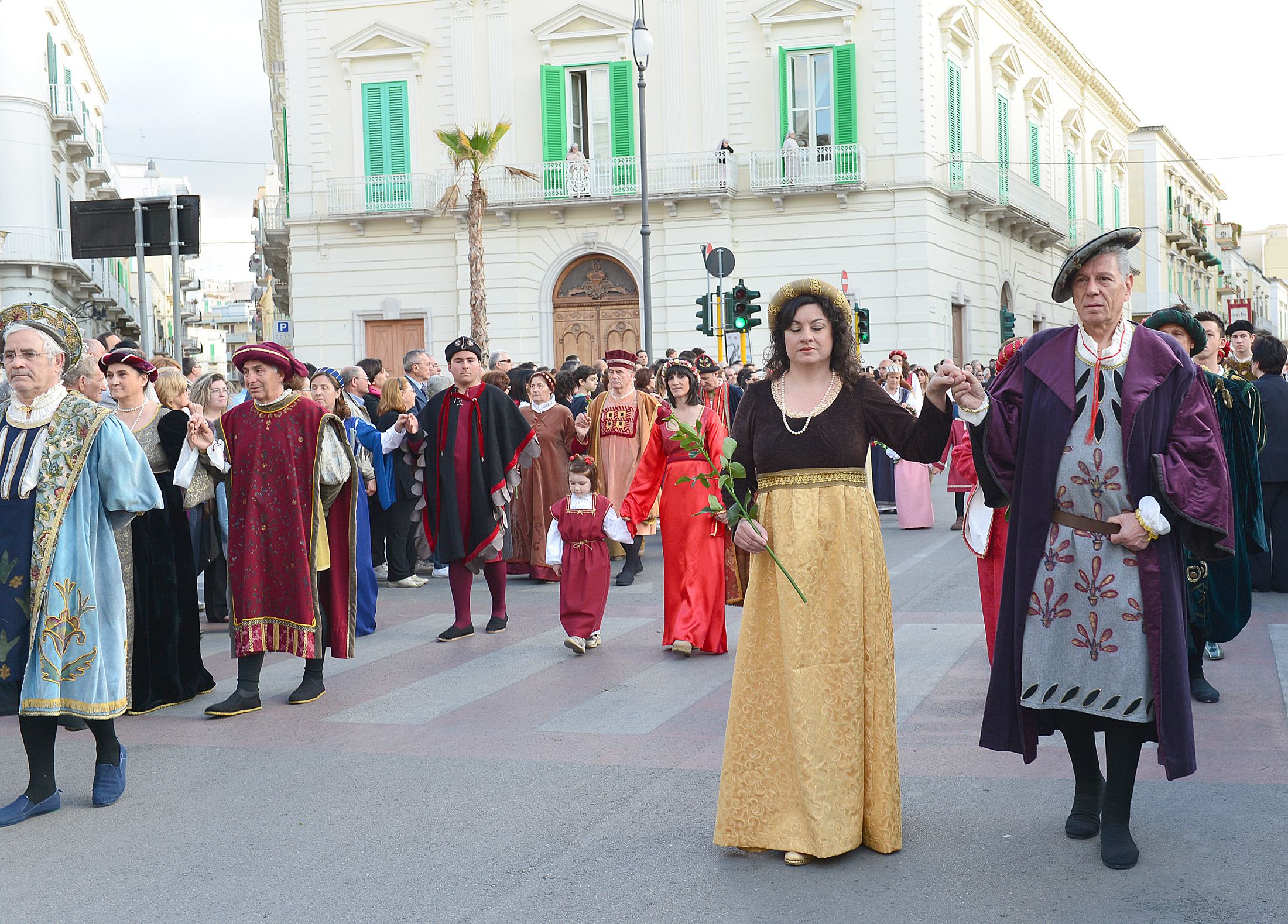 POLEMICHE SUL WEB PER UN BUS CHE ARRIVA MENTRE LA PROCESSIONE DI SANTA RITA ERA IN VIA SERGIO PANSINI