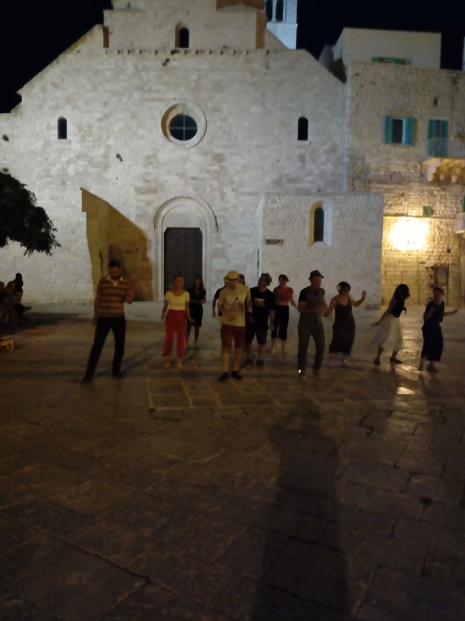 DAVANTI AL DUOMO VECCHIO DI MOLFETTA SI BALLA LO SWING