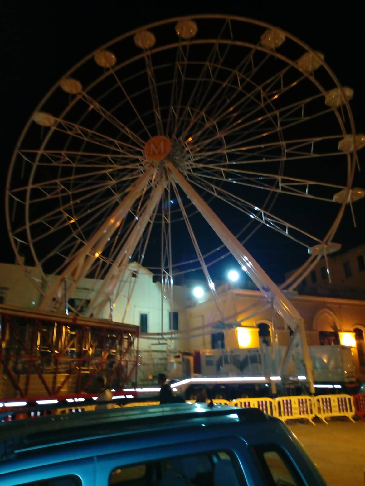 RUOTA PANORAMICA, PALAZZO DOGANA ILLUMINATO, LE SERE ESTIVE SUL PORTO DI MOLFETTA