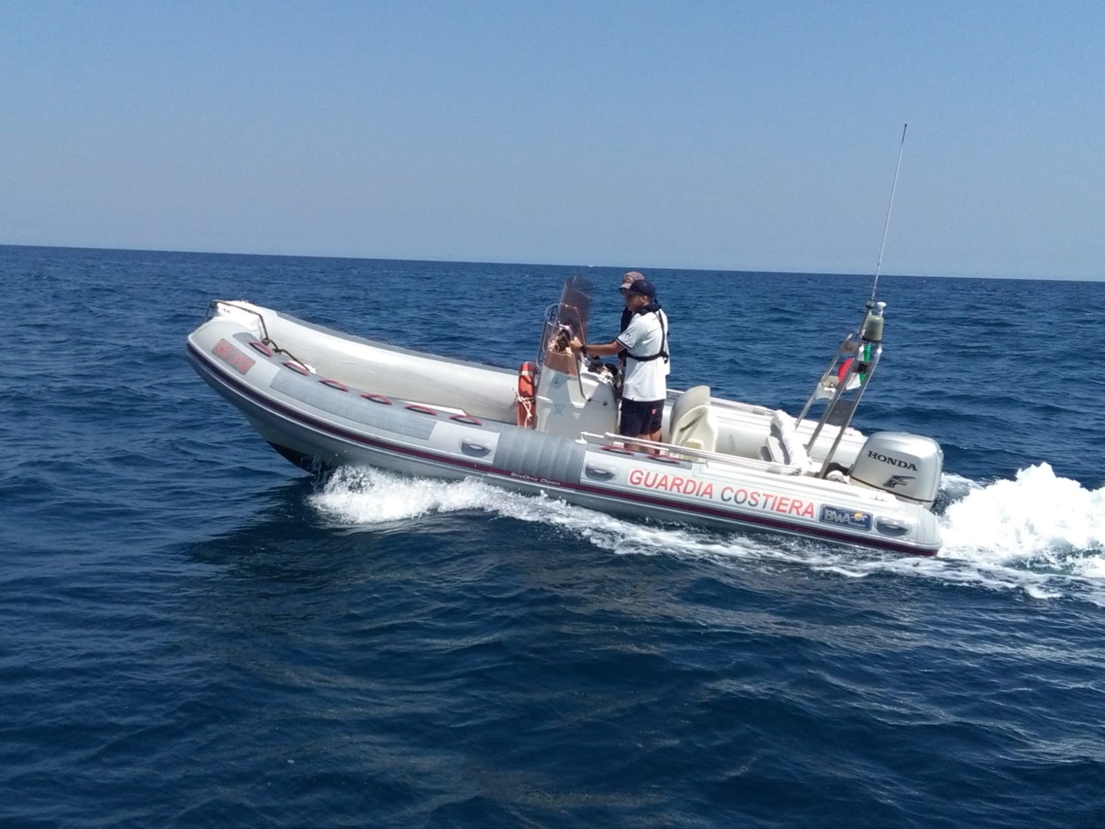 PRONTO INTERVENTO DELLA GUARDIA COSTIERA DI MOLFETTA IN AIUTO DI UN DELFINO IN DIFFICOLT