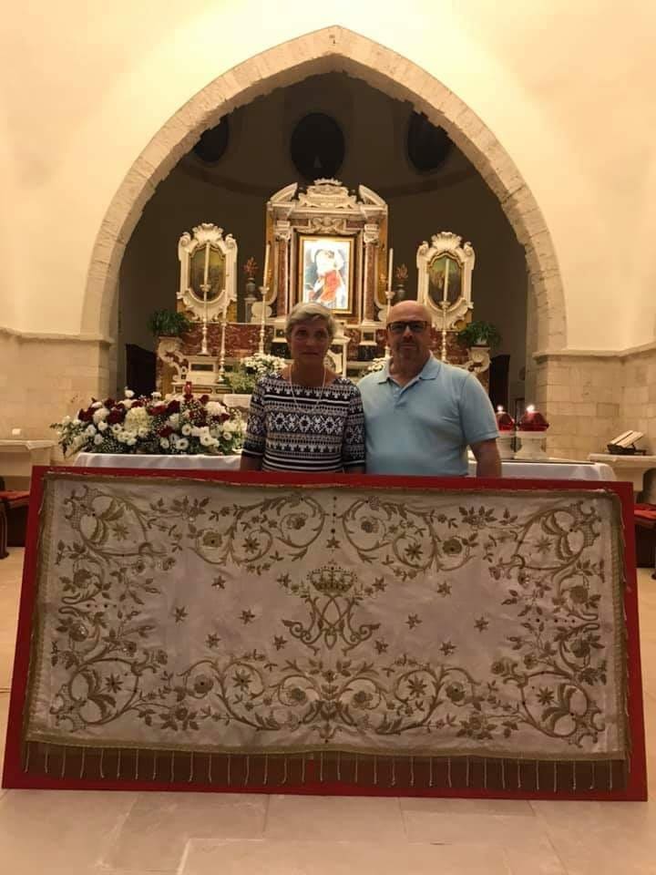 NEL CORSO DELLA NOVENA DI IERI SERA DONATO IL MANTO DELLA MADONNA DEI MARTIRI DI HOBOKEN