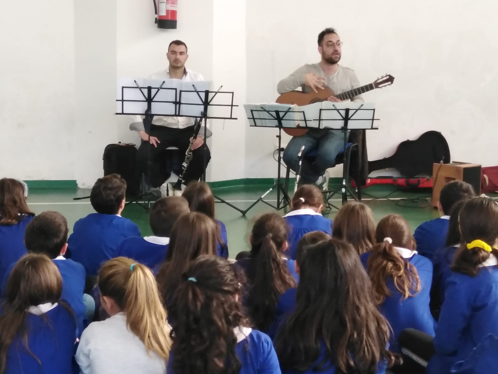 GLI ALUNNI DELLA SCUOLA PRIMARIA C. ALBERTO E DEL PLESSO G. COZZOLI A LEZIONE DI MUSICA