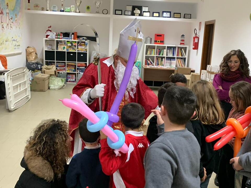 SAN NICOLA FESTEGGIA ANCHE CON I BAMBINI DELLA MISERICORDIA