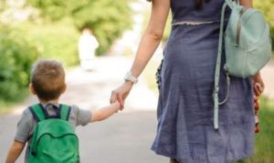 UN SOLO GENITORE PU CAMMINARE CON I PROPRI FIGLI MINORI