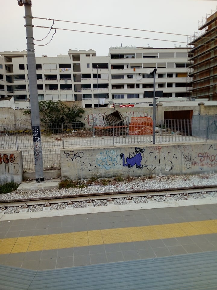 IL MONUMENTO AGLI EMIGRANTI IN TOTALE ABBANDONO NELLA STAZIONE FERROVIARIA