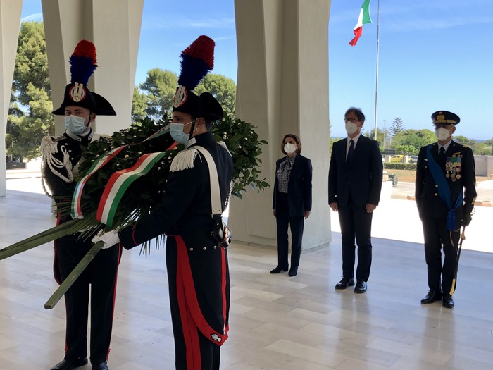 IL SOTTOSEGRETARIO ALLA PRESIDENZA DEL CONSIGLIO ROBERTO GAROFOLI PARTECIPA ALLA CERIMONIA NEL SACRARIO MILITARE DEI CADUTI D'OLTREMARE DI BARI