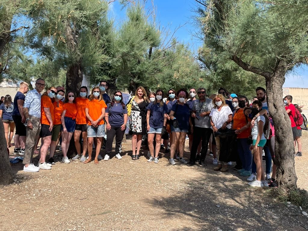 120 BAMBINI E RAGAZZI INVADONO LA PRIMA CALA PER RIPULIRE LA SPIAGGIA!