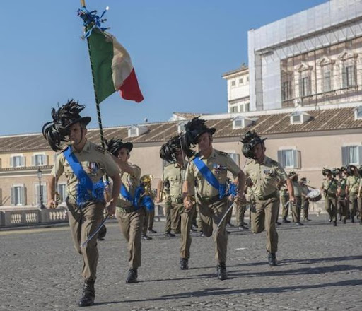 18 GIUGNO 1836 NASCONO I BERSAGLIERI I SOLDATI PIUMATI E PIU AMATI ED APPLAUDITI NEI LORO CELIRI PASSAGGI