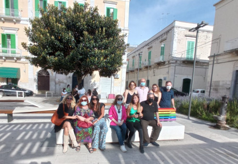 A PIAZZA PRINCIPE DI NAPOLI LA PANCHINA ARCOBALENO