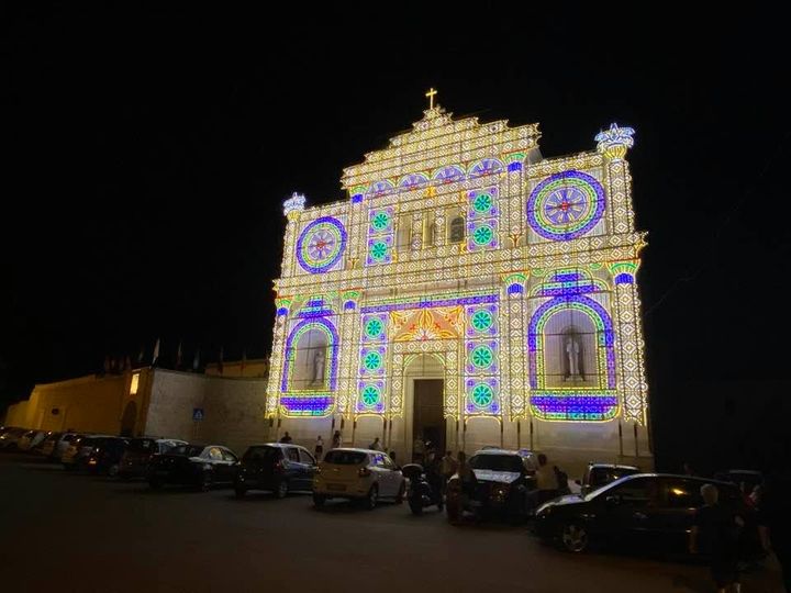 LACCENSIONE DELLE LUMINARIE DAVANTI ALLA FACCIATA DELLA BASILICA DELLA MADONNA DEI MARTIRI CAMBIA GLI ORARI