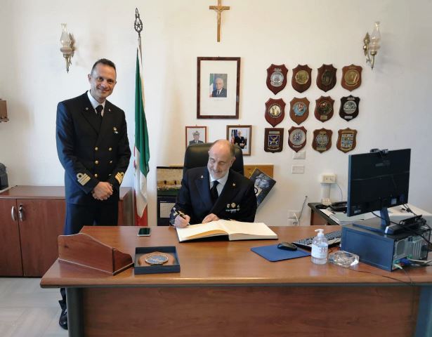 IL CONTRAMMIRAGLIO VINCENZO LEONE, COMANDANTE DELLA DIREZIONE MARITTIMA DELLA PUGLIA E DELLA BASILICATA JONICA HA VISITATO LA CAPITANERIA DI PORTO DI MOLFETTA