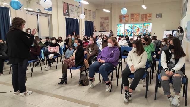 PER CELEBRARE LA XV GIORNATA MONDIALE DELLA CONSAPEVOLEZZA DELLAUTISMO I RAGAZZI E LE RAGAZZE DELLA SCUOLA MEDIA CORRADO GIAQUINTO HANNO PARTECIPATO AD UN INCONTRO DI FORMAZIONE