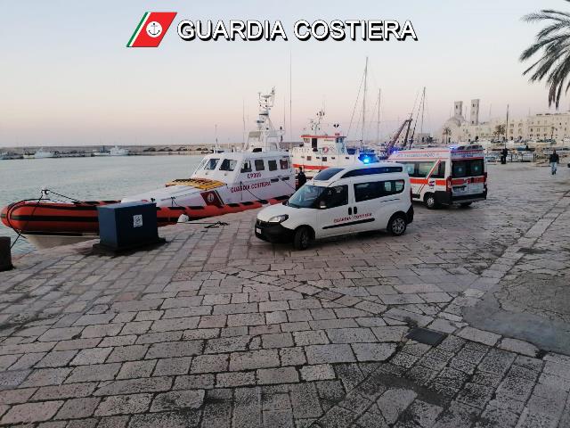 LA GUARDIA COSTIERA DI MOLFETTA COORDINA LE OPERAZIONI DI TRASBORDO DI UN MARITTIMO PER EMERGENZA MEDICA