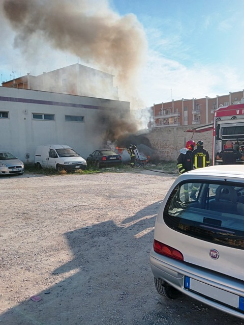 UNA DOMENICA POMERIGGIO PERICOLOSAMENTE MOVIMENTATA IN VIA SERGIO FONTANA AL QUARTIERE DI PONENTE