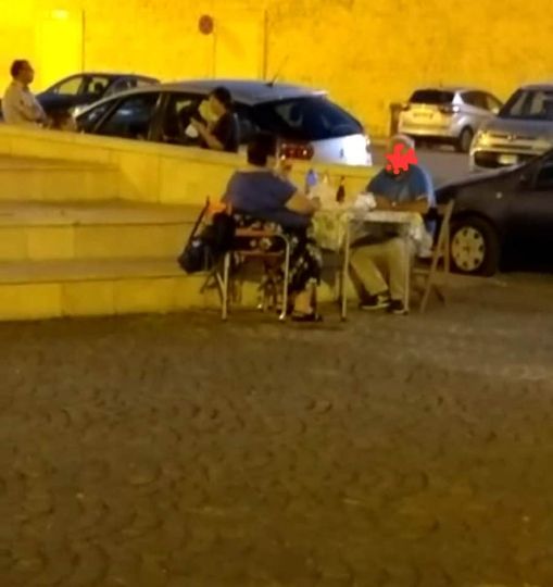 CENA A LUME DI CANDELA NEL PIAZZALE DELLA BASILICA: FA DISCUTERE LA FOTO CHE GIRA SUI SOCIAL