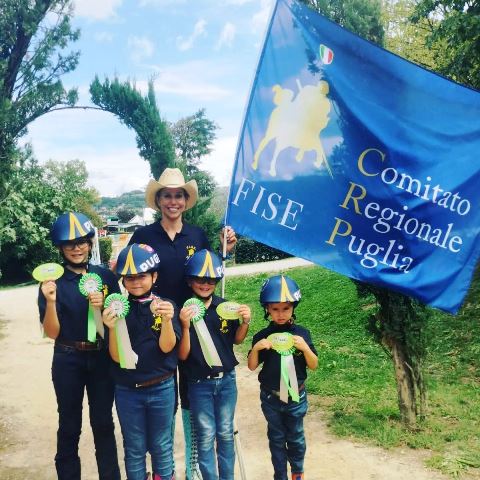 IL TEAM DI REINING DELLA REGIONE PUGLIA GUIDATO DALLA MOLFETTESE CATERINA MINERVINI CONQUISTA UNA MEDAGLIA DI BRONZO ALLE PONYADI KEP ITALIA 2022