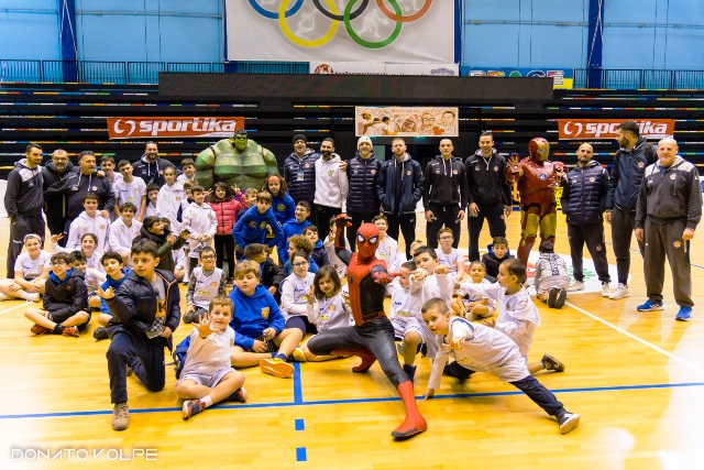 I GIOVANI ATLETI DEL MINIBASKET DELLA VIRTUS BASKET MOLFETTA FESTEGGIANO IL NATALE