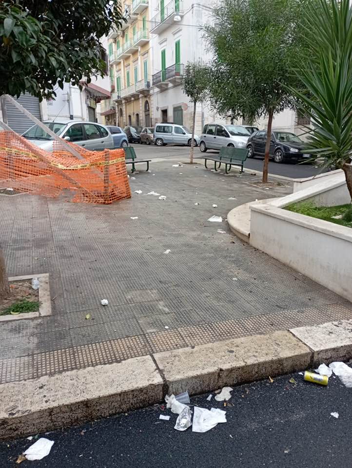 PIAZZETTA DEL GESU BUON PASTORE IN TOTALE ABBANDONO: CUMULI DI RIFIUTI OVUNQUE, TERRA DI NESSUNO