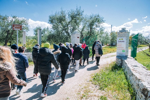 UNA DELEGAZIONE DELLISTITUTO COMPRENSIVO SCARDIGNO-SAVIO HA FATTO VISITA AGLI STABILIMENTI DELLA MASSERIA COLICELLO PER DARE IL VIA AL PROGETTO AGRISOCIALSCHOOL