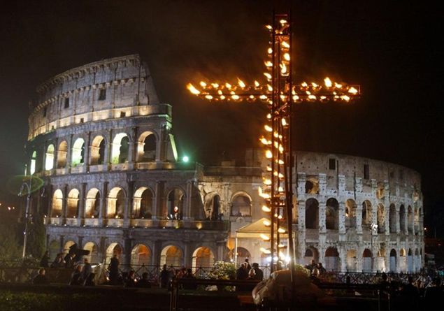 ALLA VIA CRUCIS DEL COLOSSEO, NELLE 14 STAZIONI, RACCONTATE LE TESTIMONIANZE RACCOLTE DA PAPA FRANCESCO NEL CORSO DEI SUOI VIAGGI APOSTOLICI E IN ALTRE OCCASIONI