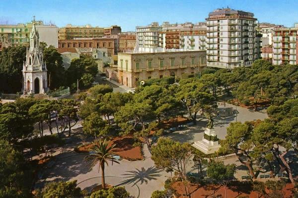 LA SEGNALETICA TURISTICA SPARITA DA PIAZZA GARIBALDI