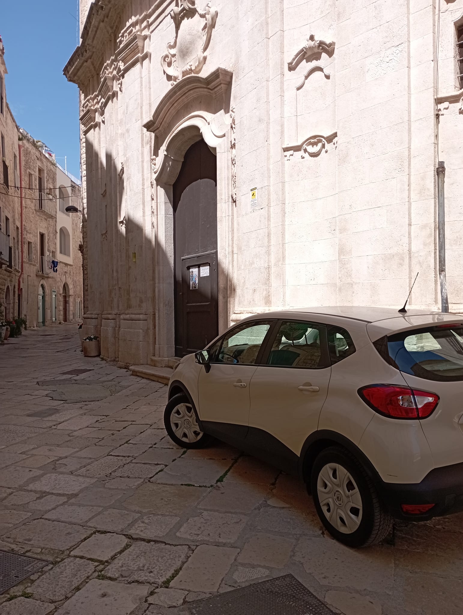 CENTRO STORICO, TANTI TURISTI E SENZA CONTROLLI. AUTO PARCHEGGIATE A RIDOSSO 