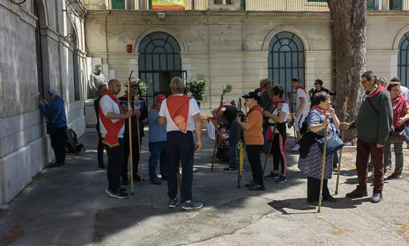 I PELLEGRINI DI SAN NICOLA DI PASSAGGIO DA MOLFETTA SOSTANO ALLA BASILICA E A SAN GENNARO