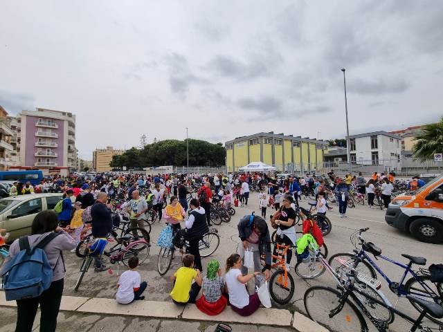 GRANDE SUCCESSO DELLA MANIFESTAZIONE SCARDIGNO  SAVIO IN BICI. CIRCA 400 CICLISTI HANNO PERCORSO LE VIE DELLA CITT, NONOSTANTE IL CIELO MINACCIOSO