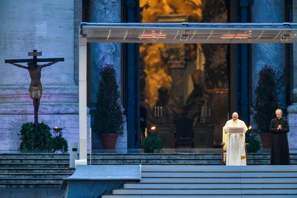 DIFFUSE NELLO SPAZIO LE PAROLE CHE PAPA FRANCESCO PRONUNCI IN PIAZZA SAN PIETRO IN PIENA PANDEMIA DA CORONAVIRUS