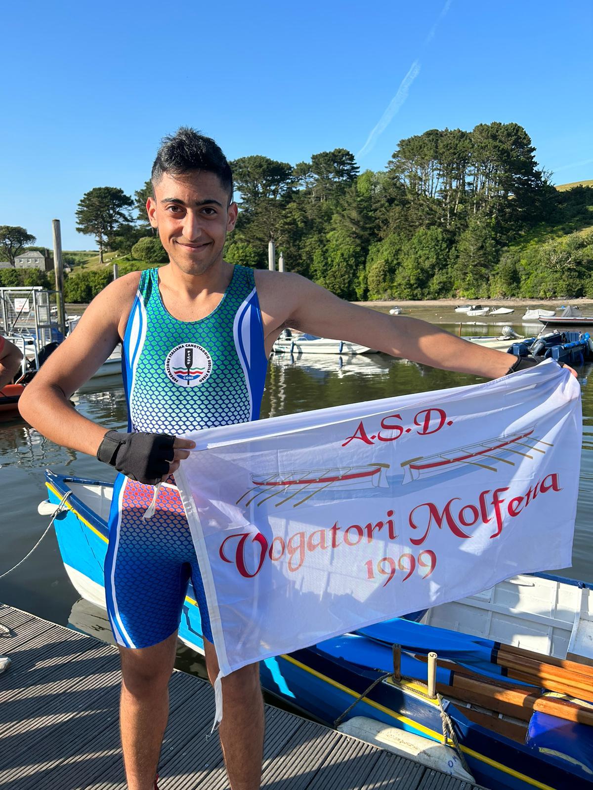 LO STUDENTE DEL FERRARIS DI MOLFETTA, PAOLO ROSA, IN MAGLIA AZZURRA CON LA RAPPRESENTATIVA FEDERALE FICSF ITALIA CHE HA PARTECIPATO ALLA COMPETIZIONE DI SALCOMBE IN CORNOVAGLIA